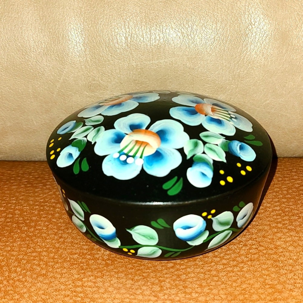 Round floral jewelry box